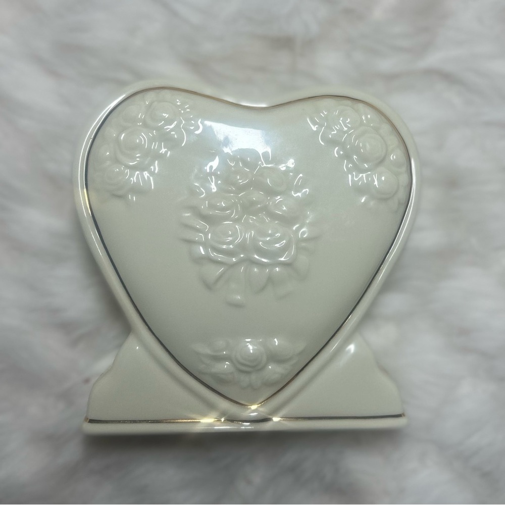 Lenox Heart-Shaped White porcelain Clock - Picture 3 of 3